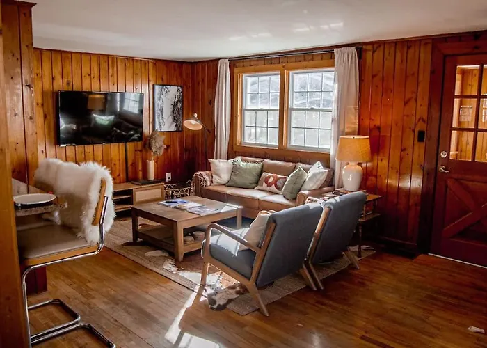 Birch House: Cozy Cabin 5 Min From Okemo